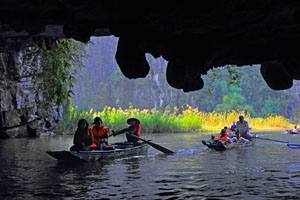 Vietnam, Ninh Binh, TAM COC, Ngo Dong River, caves and tour boats, VT2133JPL AA 300